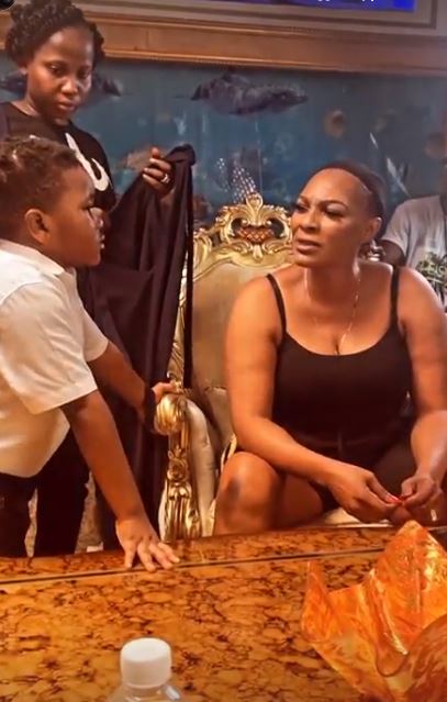 &Lsquo;Grandma Of The Year&Rsquo; - Reactions As Tina Mba Scolded Her Grandson For Not Greeting On A Movie Set (Video)